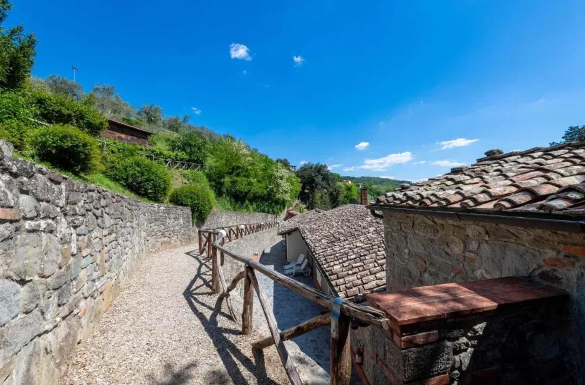 Charming Studio With Shared Pool In Loro Ciuffenna Exteriér fotografie
